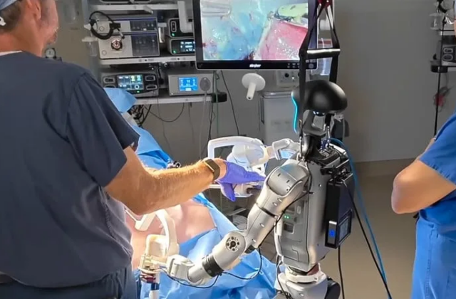 Cách Mạng Trong Y Học: Robot Hình Người Thực Hiện Phẫu Thuật Đầu Tiên