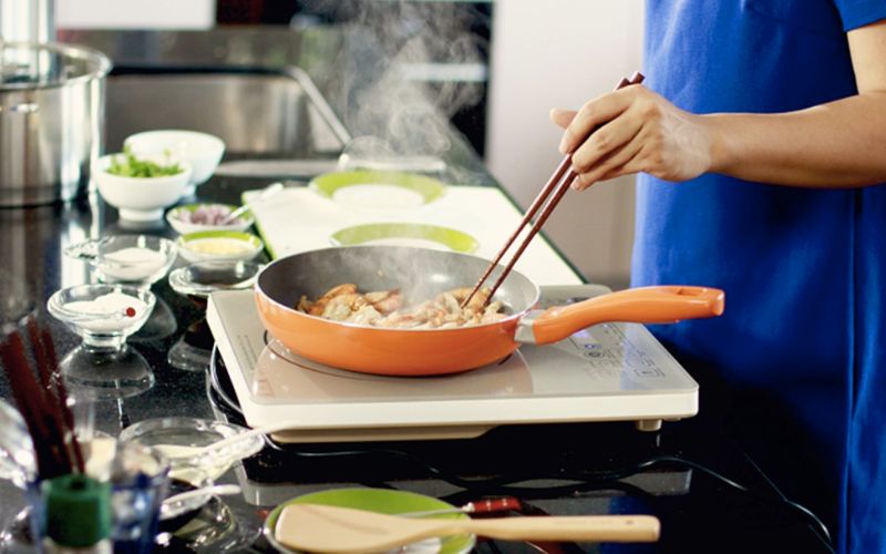 Hoạt động chế biến món ăn trong bếp