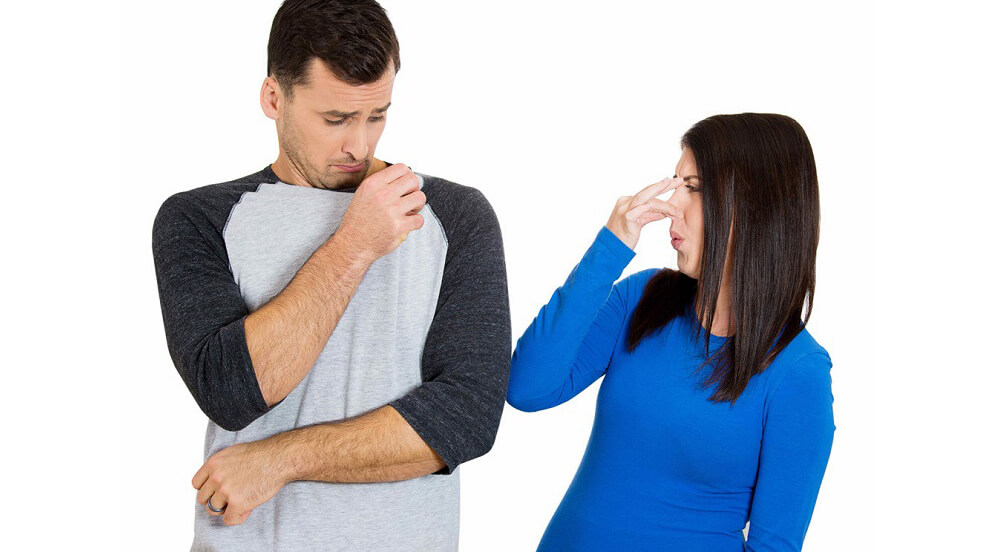 Người mặc quần áo ẩm gây khó chịu trong giao tiếp